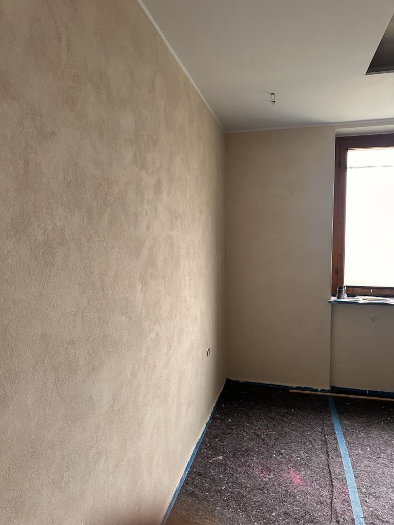 Fase di montaggio della struttura in cartongesso della veletta