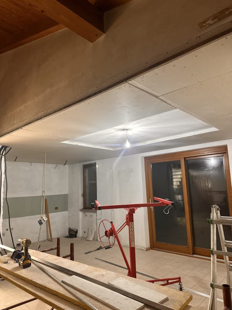 Fase di montaggio della struttura in cartongesso della veletta