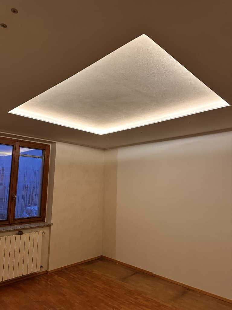 Soffitto ribassato della cucina con incasso per plafoniera
