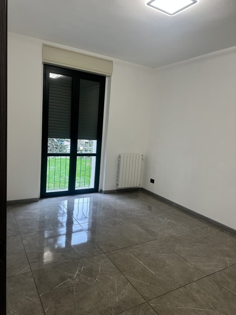 Ampia camera da letto con accesso al balcone