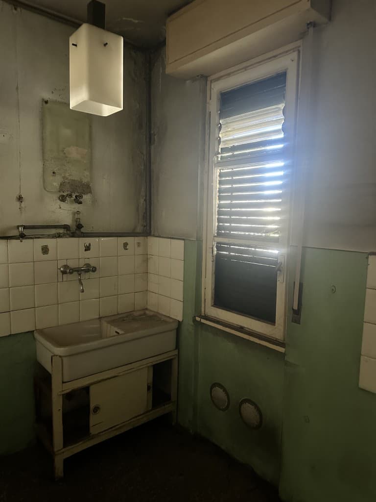 Locale di servizio grezzo prima dei lavori di ristrutturazione