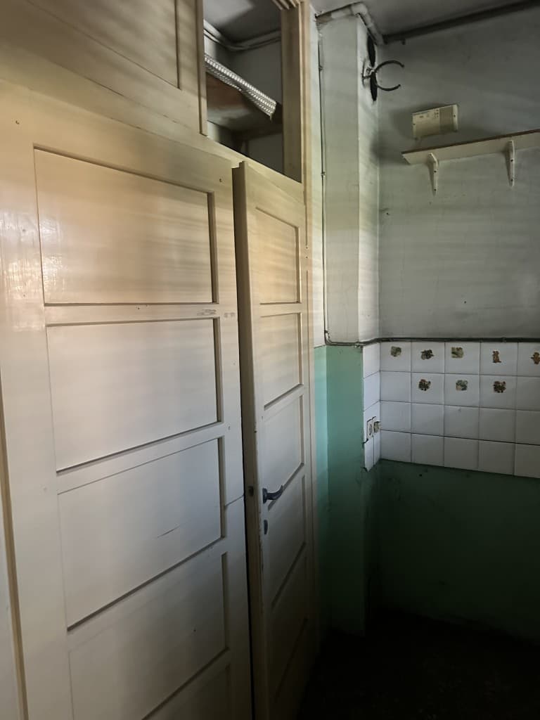 Vecchia cucina da ristrutturare con armadi a muro