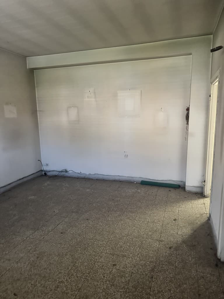 Stanza da ristrutturare con vecchie finiture a muro