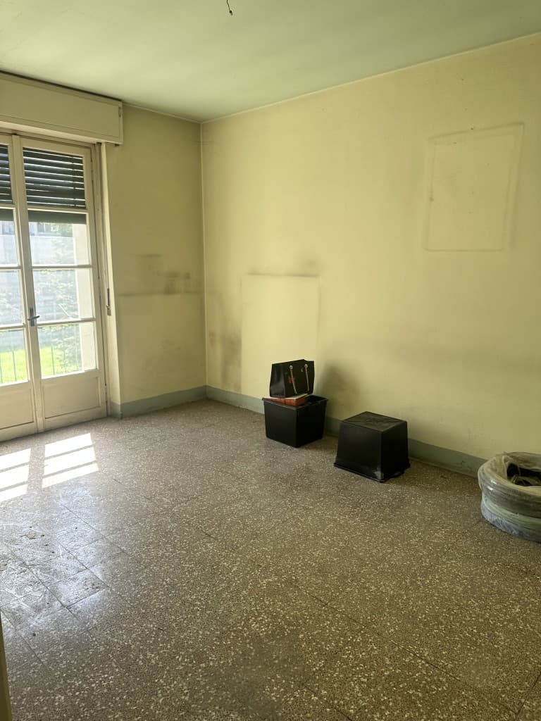 Ambiente in fase di demolizione con tracce a muro