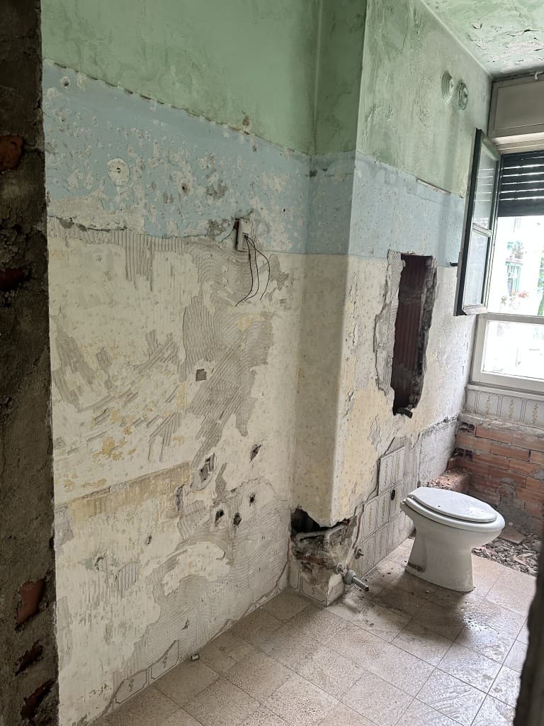 Bagno in fase di demolizione con sanitari a terra