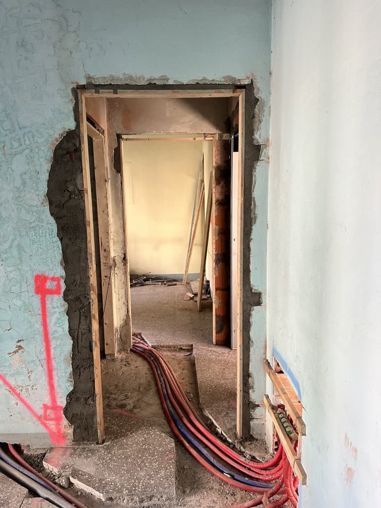 Corridoio con tracce per impianto elettrico a muro
