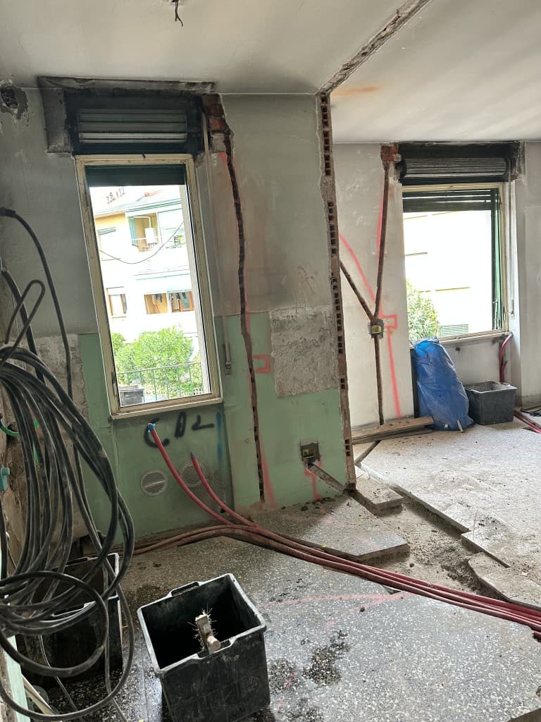 Ambiente con tracce per impianti a pavimento e soffitto