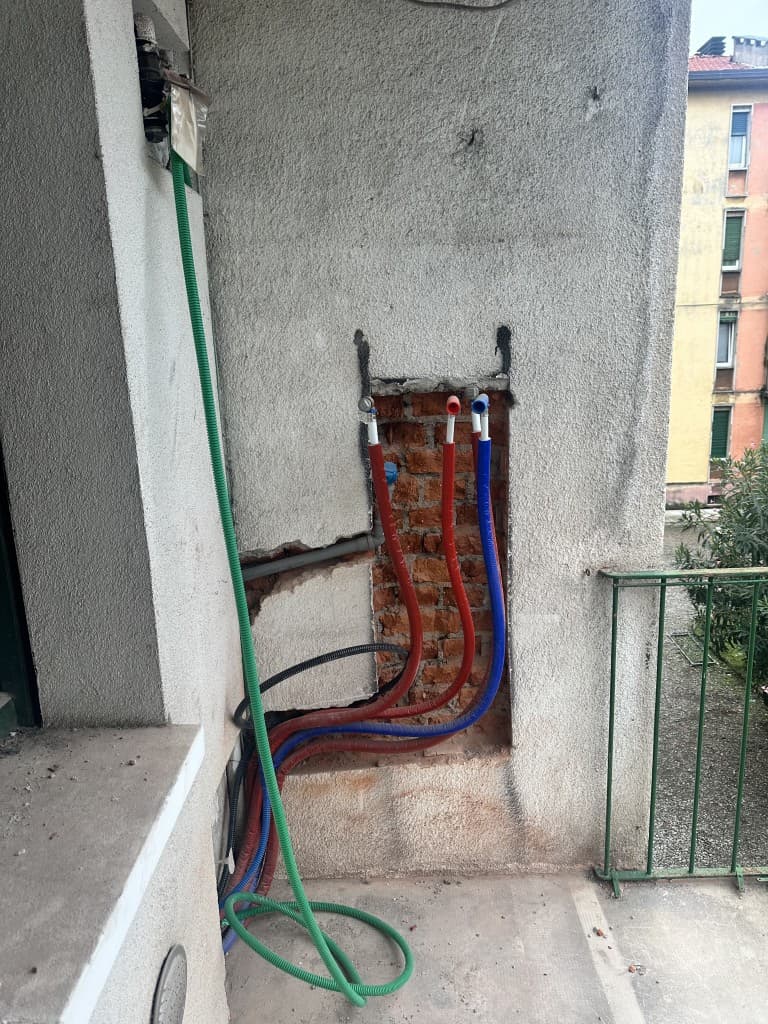 Bagno ristrutturato con rivestimento e sanitari nuovi
