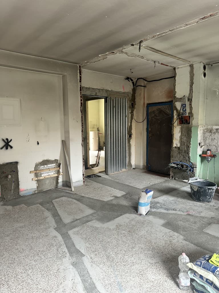 Bagno in fase di ricostruzione con pareti grezze