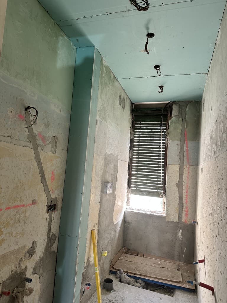 Ambiente con tracce e cavi per impianti a soffitto