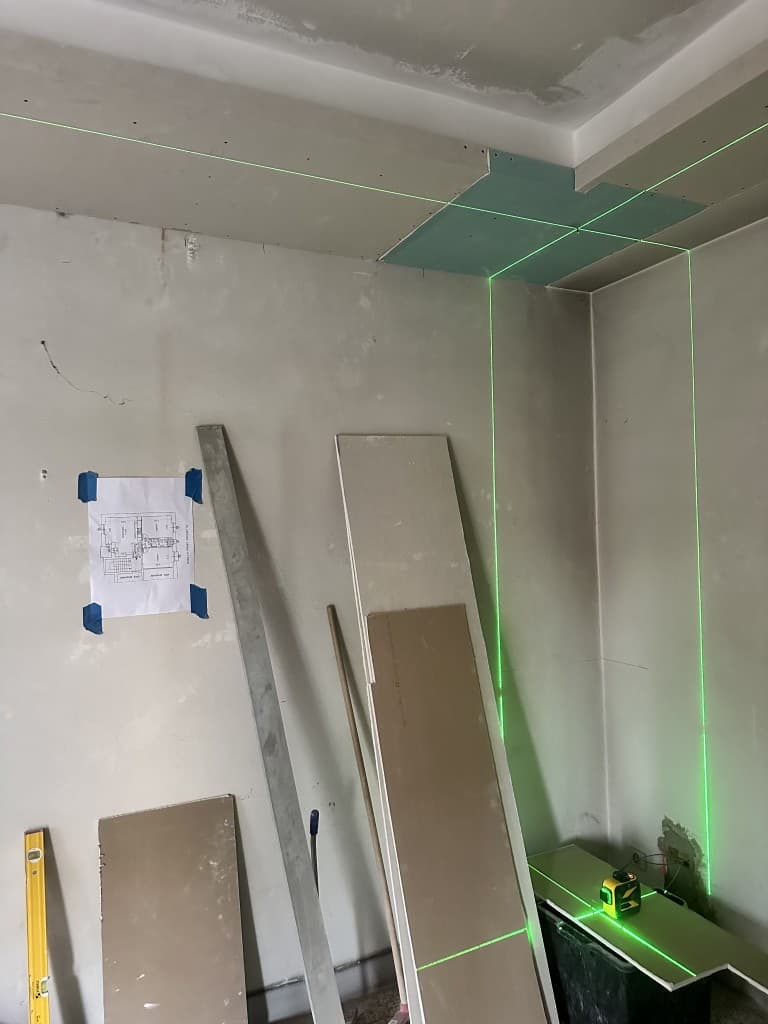 Corridoio con nuove strutture in cartongesso a soffitto
