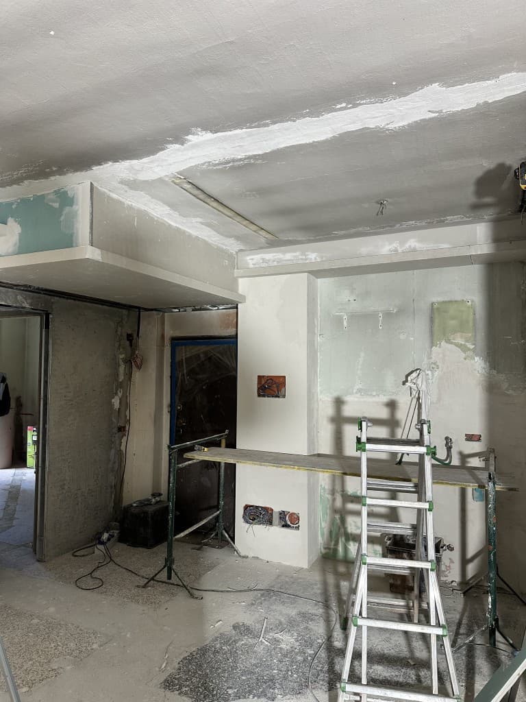 Camera con tracce a pavimento per impianto idraulico