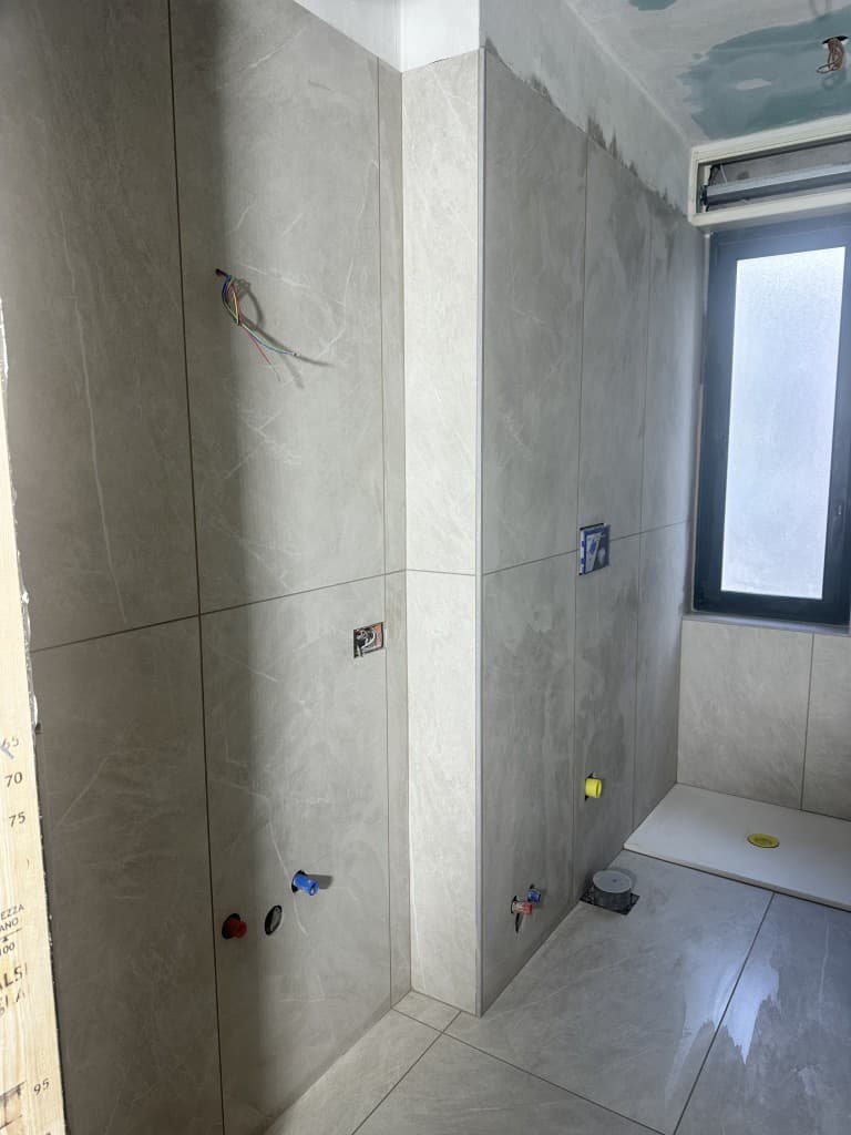 Stanza grezza con pareti pronte per le finiture