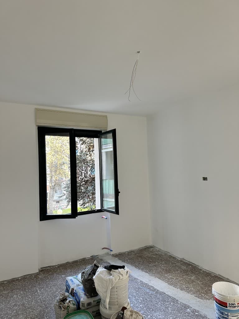 Stanza con nuove pareti e controsoffitto in cartongesso