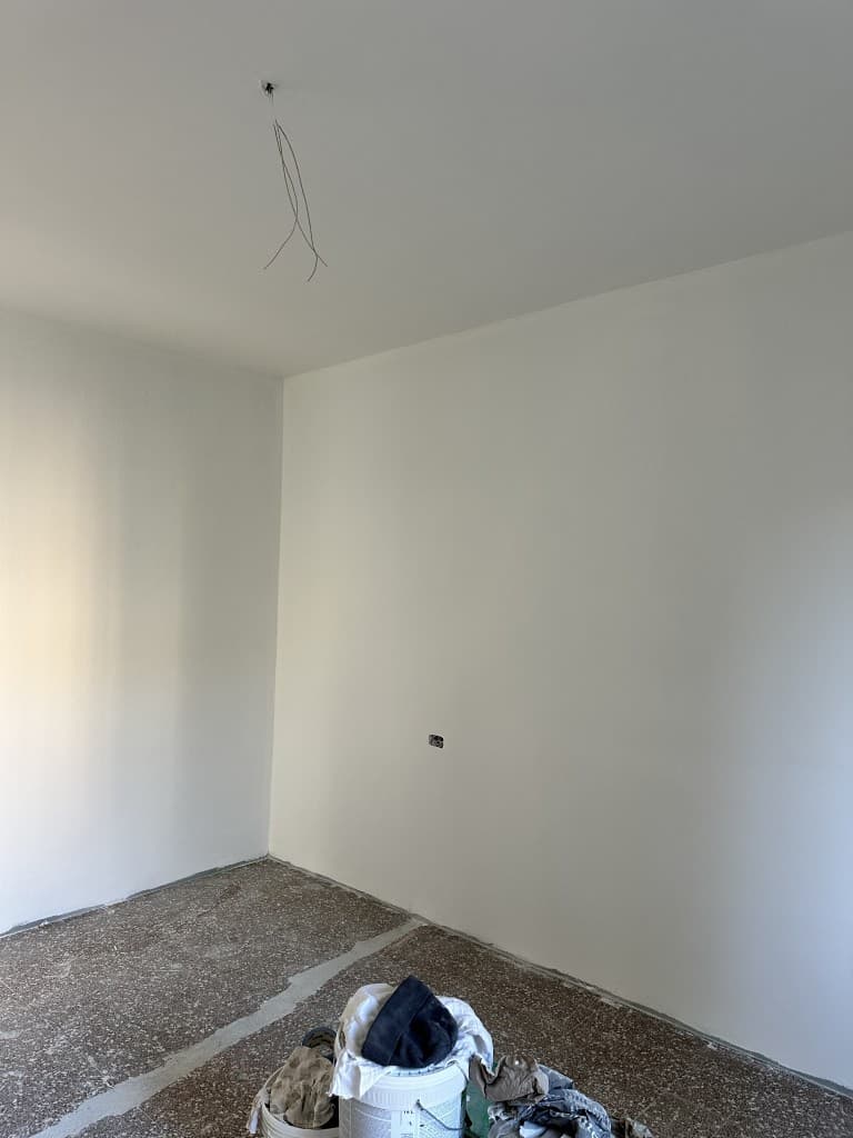 Vista della cucina a vista con veletta in cartongesso sul soffitto