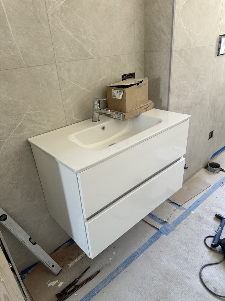 Bagno finito con mobile moderno e specchio