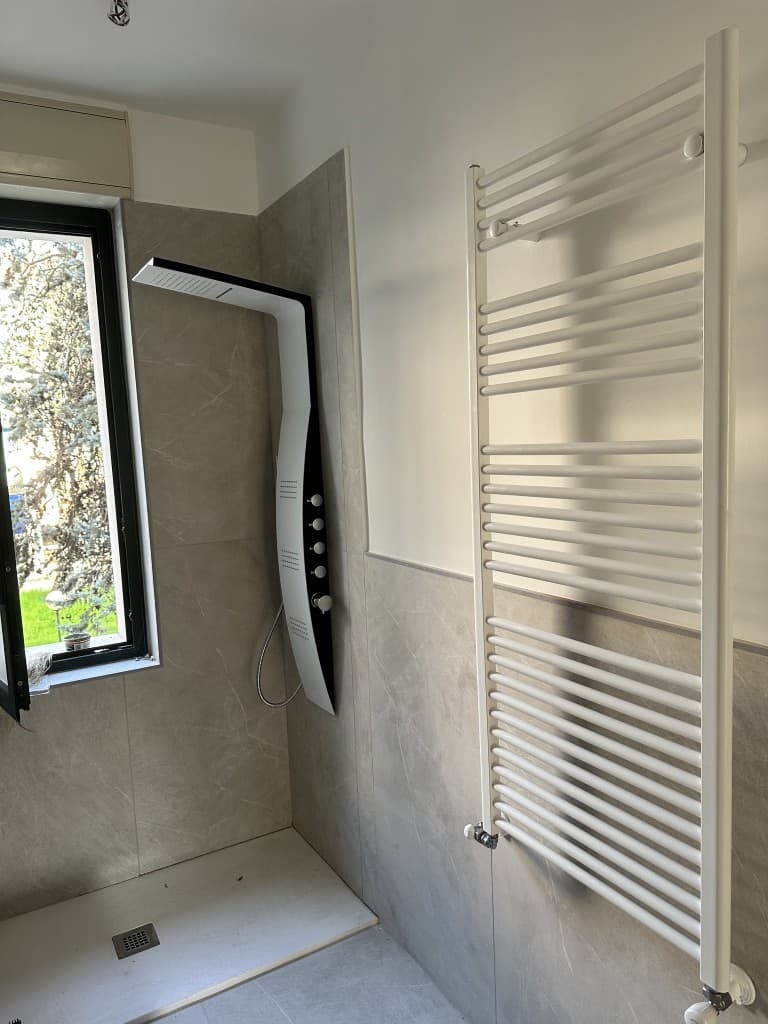 Camera da letto con nuova pavimentazione e infissi sostituiti